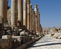 The main thouroughfare or Cardo Maximus with the Northern Tetrapylon in the distance. : Jordan