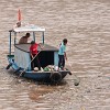 Garbage collection on the Yangzi river. : China