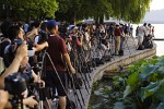 So I wasn't the only one waiting for the sunset over West Lake in Hángzhou. : China, People